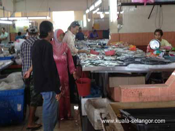 Visitors in Pasar Basah Pasir Penambang
