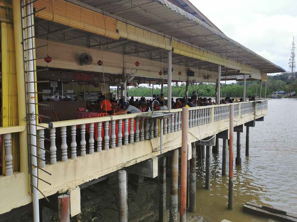 Jetty Seafood Restaurant /  Restoran Makanan Laut Jeti  / 码头海鲜楼 - This Restaurant is located beside Selangor River